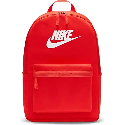 Nike Heritage Rucksack rot DC4244 673 - Vielseitiger Rucksack für Schule und Freizeit, aus robustem Polyester, mit 20 l Volumen und extra Laptopfach für Geräte bis 15 Zoll.