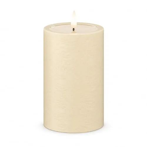 ReWu Deluxe Homeart Unique LED-Kerze, 7,5 x 15 cm, Creme - Handgefertigte Echtwachs-Kerze mit realistischer Flamme - Diese handgefertigte LED-Stumpenkerze aus Echtwachs in Creme schafft eine warme Atmosphäre ohne Brandgefahr. Mit einer Batterielaufzeit von bis zu 1500 Stunden und praktischer Timerfunktion ist sie ideal für jedes Zuhause.