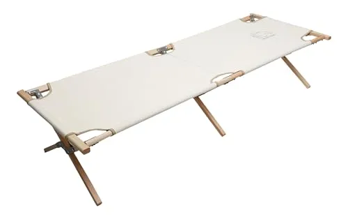 Nordisk Rold Wooden Bed - Vielseitiges Feldbett für Camping mit elegantem skandinavischem Design. Es verwandelt sich schnell in eine Couch und bietet eine bequeme Schlafhöhe von 40 cm. Leicht zu transportieren in der praktischen Tragetasche.
