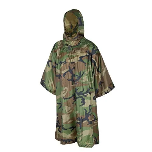 Helikon Tex Regenponcho Woodland - Funktionaler Regenponcho in Woodland-Camouflage, wasserabweisend und ideal für Outdoor-Abenteuer und Militär-Einsätze.
