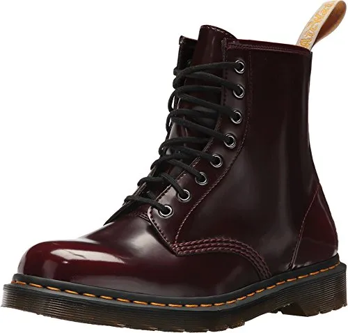 Dr. Martens Vegan 1460 Damenstiefel, Red Cherry Red-Brush Cambridge - Wanderschuhe mit 100% veganem Material, ikonischer luftgepolsterter Sohle und robuster Goodyear Welted Konstruktion für höchsten Komfort und Langlebigkeit.