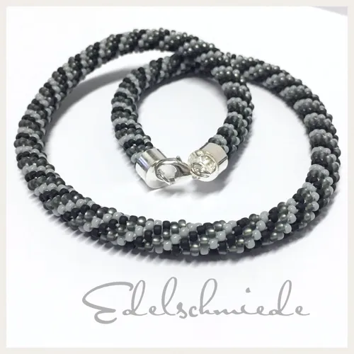 Häkelkette grau/schwarz mit 925 Silberverschluss – 43 cm - Elegante Halskette aus hochwertigem Sterlingsilber, modisches Design in grau und schwarz, perfekt für jeden Anlass.