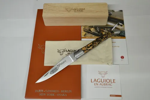 Laguiole en Aubrac Taschenmesser 12cm - Handgefertigtes französisches Messer - Taschenmesser aus Frankreich mit 9cm Klinge aus geschmiedetem Stahl und edlem Walnußschalen-Griff. Ideal für Outdoor-Abenteuer und stilvolle Anwendungen.