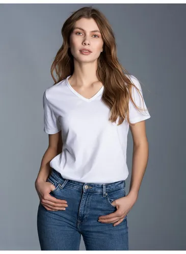Trigema Damen T-Shirt 536203, Gr. 40 (Herstellergröße: M), Weiß - T-Shirt für Damen, figurbetont mit V-Ausschnitt, aus 100 % supergekämmter Baumwolle für hohen Tragekomfort und Atmungsaktivität.
