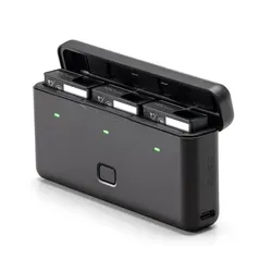 Osmo Action Akkuladeschale 2 - Multifunktionale Lade- und Speicherlösung - Action-Cams - Lädt bis zu drei Akkus schnell auf und bietet Platz für zwei microSD-Karten, ideal für Videografie unterwegs.