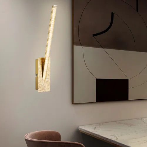 Elegante LED Wandleuchte mit Kristallakzenten in Gold - Moderne Wandleuchte für Wohnräume, ausgestattet mit warmweißer LED-Beleuchtung und stilvollen Kristallen. Ideal für eine gemütliche Atmosphäre in jedem Raum.