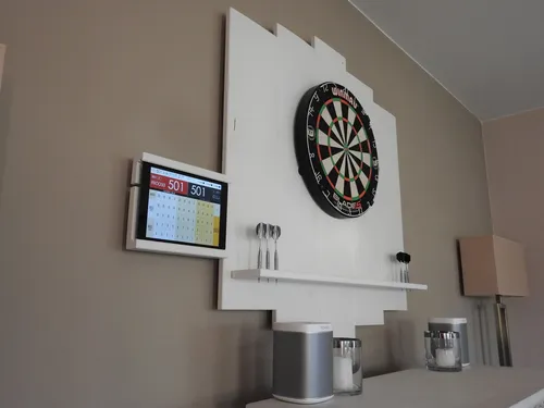 WDS Dartscheibe WOODEN Dartboard Surround - Zielscheiben mit Premium Dart-Wandschutz im Burned Look oder Color Design, inklusive optionalem Tablet-Halter für zusätzlichen Komfort beim Spielen.
