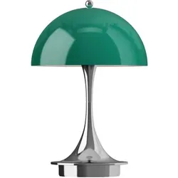 Louis Poulsen Tischleuchte Panthella 160 Portable V3 – Chrom Opal Grün - Elegante Tischleuchte von Verner Panton mit blendfreiem Lichtdesign. Ideal für drinnen und draußen, bietet sie bis zu 8,5 Stunden Licht und ist leicht tragbar – perfekter Stil für jeden Raum.