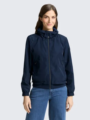 TOM TAILOR Sommerjacke mit Stehkragen - Leichte und modische Sommerjacke mit Stehkragen und Kapuze. Ideal für den Alltag, bietet sie bequemen Tragekomfort und praktische Eingriffstaschen. Pflegeleicht und vielseitig kombinierbar.