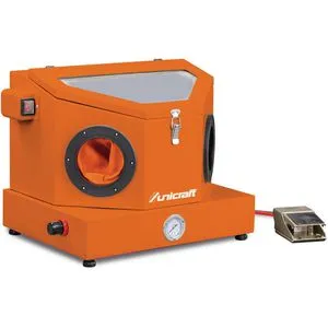 Unicraft Sandstrahlkabine SSK 1.5 - Effiziente Reinigung und Oberflächenbearbeitung - Werkstatteinrichtung mit großem Arbeitsbereich und effektiver Staubabsaugung für präzise Sandstrahlarbeiten.