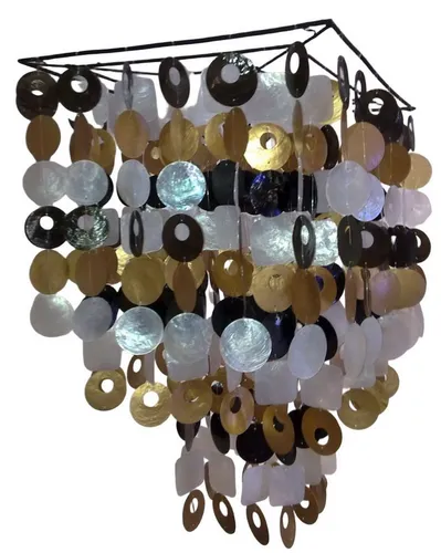 Muschelleuchte aus Capiz - Ethno-Deckenlampe - Elegante Deckenleuchte aus hunderten Capiz-Muscheln, perfekt für stimmungsvolle Beleuchtung im Wohnbereich. Fair gehandelt und mit natürlichem Flair.