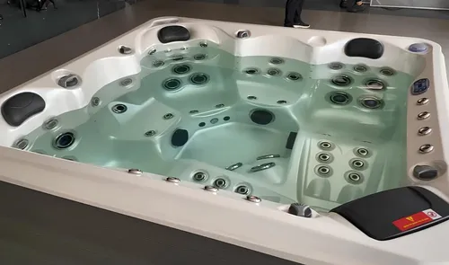 Whirlpool Whirlwanne Garten Bad Outdoor-Spa 200x200 cm - Quadratischer Whirlpool für entspannende Stunden im Garten. Mit einem Fassungsvermögen von 1000 L und 2 Jahren Herstellergarantie bietet er Komfort und Qualität in einem stilvollen Design.