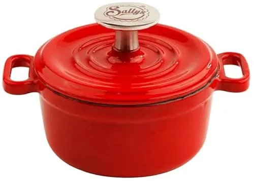 Sallys Gusseisen-Serviertopf 10 cm - Tomatenrot, Ofenfest und Vielseitig - Dieser 10 cm Gusseisen-Serviertopf bietet hervorragende Wärmeleitung und ist ideal für vielfältige Gerichte. Ofenfest und für alle Herdarten geeignet, ist er perfekt für Hobbyköche und Profis. Ein stilvolles Küchenaccessoire!