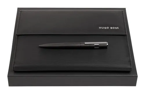 Hugo Boss Schreib-Set HPBM285A (Kugelschreiber & A5 Schreibmappe) - Elegantes Schreib-Set von HUGO BOSS in Geschenkbox. Die edle A5 Schreibmappe und der Kugelschreiber vereinen Stil und Funktionalität. Perfekt für professionelle Anlässe und als Geschenk. Maße: 18 x 23 x 3 cm.