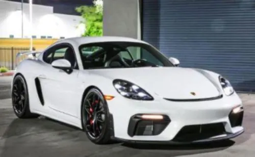 Minichamps 1:43 PORSCHE CAYMAN GT4 RS – 2021 – WHITE W/ BLACK WHEELS - Modellbau-Auto im Maßstab 1:43, detailgetreue Nachbildung des Porsche Cayman GT4 RS in elegantem Weiß mit schwarzen Rädern.