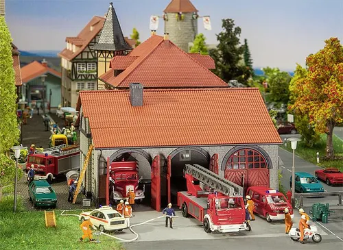 Faller H0 (1:87) 130162 Feuerwehrgerätehaus - Modelleisenbahn-Zubehör mit detailgetreuem Feuerwehrgerätehaus, ideal für die individuelle Gestaltung Ihrer Modelllandschaft.