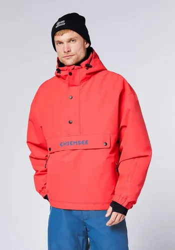 CHIEMSEE Herren Skijacke mit praktischem Über-Kopf-Design - Die CHIEMSEE Skijacke vereint sportliches Design und Funktionalität für unbeschwerte Tage im Schnee. Atmungsaktives Material und verschweißte Nähte bieten Schutz und Komfort, während der Comfort Fit optimale Bewegungsfreiheit gewährleistet.