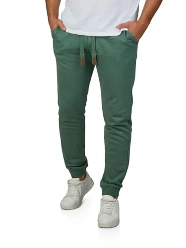 riverso Jogginghose Herren RIVKasper - Bequeme Sport- und Freizeithose in Forest Green - Modische Jogginghose für Herren im Regular Fit mit praktischen Taschen und elastischem Bund. Ideal für Sport und Freizeit, aus hochwertigem Baumwoll-Mischgewebe, pflegeleicht und in mehreren Größen erhältlich.