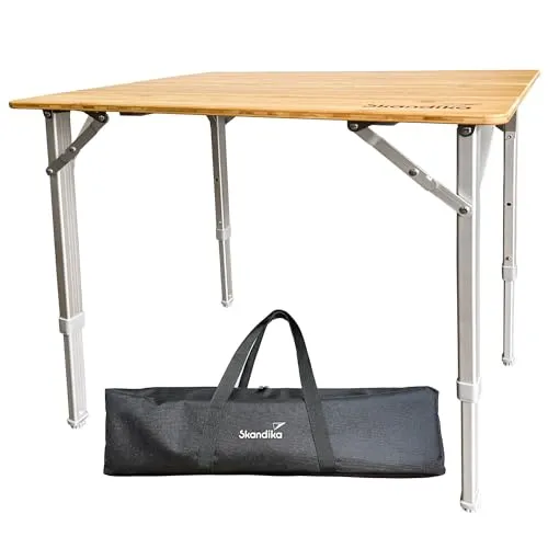 Skandika Campingtisch Tolja Bambus Falttisch, 3-fach höhenverstellbar - Tisch für Garten & Balkon, wetterfest und UV-beständig, ideal für bis zu 6 Personen mit praktischer Netzablage für zusätzlichen Stauraum.