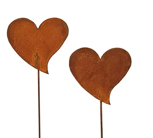 Metall Herzen Rost Gartendeko - 2er Set Gartenstecker - Gartenfiguren in Herzform, ideal für Beet und Balkon. Mit einer Höhe von ca. 60cm und einer Größe von 13cm x 13cm setzen sie rustikale Akzente im Garten.