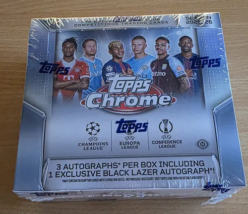 2025/26 Topps Chrome UEFA Club Competitions Jumbo Box - Entdecke die 2025/26 Topps Chrome UEFA Club Competitions Jumbo Box! Dieses Set bietet dir hochwertige Fußballkarten mit Stars der UEFA Wettbewerbe, spektakulären Refractors und begehrten Autogrammen. Ideal für Sammler und Investoren!