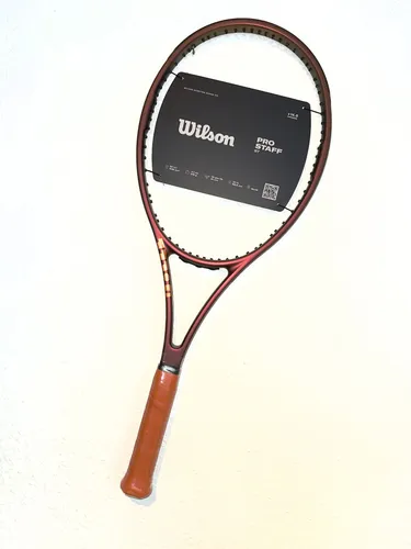 Wilson Pro Staff 97 V14 Tennisschläger, Griffgröße 3,5 - Tennisschläger mit Braid 45 Konstruktion für optimale Stabilität und sensationelles Spielgefühl. Ergonomische Endkappe für verbesserten Komfort und Präzision.