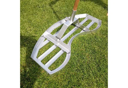 SattesGrün Rasenrechen WELTNEUHEIT - 75 cm Arbeitsbreite - Rechen für Rasenpflege, geschütztes Design und verzinkter Stahl, ideal zum Abziehen und Sanden für einen perfekten Rasen.