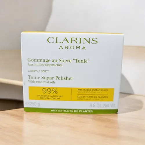Clarins Tonic Sugar Polisher Körperpeeling 250 ml - Ganzkörperpflege mit erfrischenden ätherischen Ölen aus Rosmarin und Minze, verfeinert das Hautbild und sorgt für samtweiche Haut.