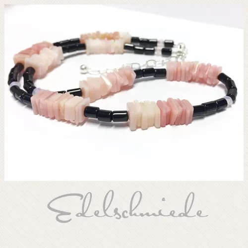 Edelschmiede925 Pink Opal Plättchen Halskette mit Onyx und Kristall - Elegante Halskette aus 925er Sterlingsilber mit Pink Opal Plättchen, Onyx und funkelnden Kristallen. Ideal für stilvolle Akzente und besondere Anlässe.