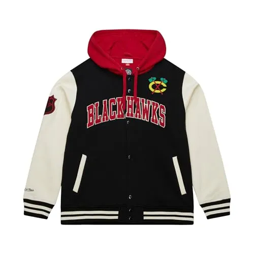 Mitchell & Ness Courtside Fleece Jacke - Chicago Blackhawks, Größe M, Unisex - Stilvolle NHL Vintage College Jacke mit Kapuze und Druckknopfverschluss. Weiches Fleecefutter und praktische Seitentaschen bieten hohen Tragekomfort. Ideal für Freizeit und Sport in jeder Jahreszeit.