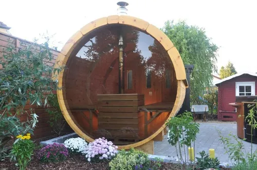 Saunatonne Fasssauna für den Außenbereich - Fasssauna aus hochwertigem Holz mit Platz für 8 Personen. Ideal für entspannende Stunden im eigenen Garten. Energieeffizient mit 9 kW Leistung, einfach zu montieren.