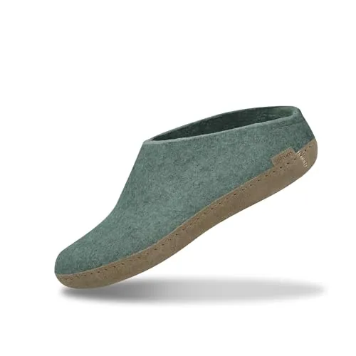 Glerups Pantoffeln aus 100% reiner Naturwolle - Bequeme Hausschuhe mit Ledersohle, die Feuchtigkeit absorbieren und Gerüche verhindern. Ideal für kalte Wintertage – warm, weich und umweltfreundlich.