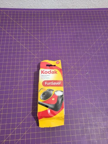 Kodak FunSaver Einwegkamera 35mm - Schwarz Rot Gelb, 27 Aufnahmen mit integriertem Blitz für unvergessliche Momente drinnen und draußen