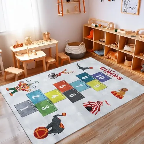 Carpettex Kinderteppich rutschfest | Himmel und Hölle Circus Design 80 x 120 cm | Kein Abwurf | Kurzflor und Waschbarer Spielteppich für Kinderzimmer für Mädchen und Jungen | Grau, Löwe, Zelt