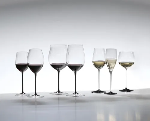 Riedel Sommeliers Black Tie Reifer Bordeaux Glas - Handgefertigtes Kristallglas für gereifte Bordeaux-Weine, betont Aromen und Weichheit, elegantes Design mit schwarzem Stiel – ideal für Weinliebhaber.
