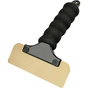 APA Eiskratzer 37515 Polar Soft, schwarz, 12 x 14 cm - Stabiler Eiskratzer mit elastischer Bronzeklinge, passt sich der Scheibenwölbung an. Ergonomischer Griff für komfortable Handhabung.