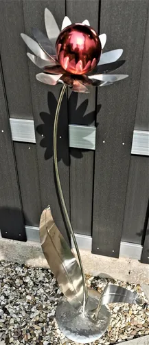 Skulptur Blume Palermo Edelstahl Kugel rot poliert 120 cm - Elegante Gartendeko in Form einer blühenden Skulptur, wetterfest und ideal für Balkon, Rasen oder Veranda. Ein echter Blickfang mit modernem Design und glattem Finish.