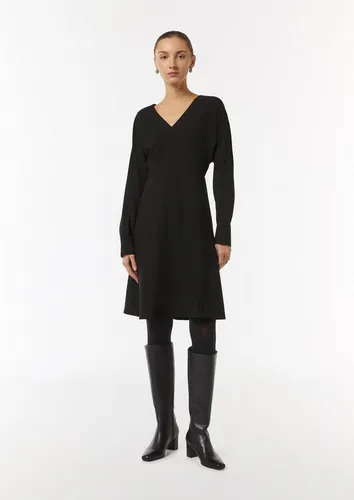 Comma Minikleid Kurzes Crêpe-Kleid mit Fledermausarm in Schwarz - Elegantes Kleid mit Fledermausärmeln, perfekt für besondere Anlässe. Antailierte Passform und V-Ausschnitt sorgen für einen stilvollen Look.