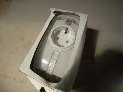 DEHN 909300 Überspannungsschutz-Zwischenstecker - Überspannungsschutz für Elektrogeräte, einfach nachrüstbar, mit optischer Betriebsanzeige für Wartungsfreundlichkeit, ideal für Garten und Elektrobedarf.