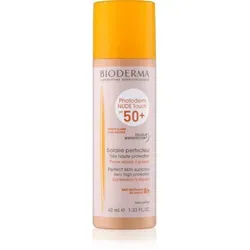 Bioderma Photoderm Nude Touch Getöntes Schutzfluid SPF 50+ für gemischte bis fettige Haut - Sonnenpflege für Damen, die gleichzeitig die Haut pflegt und Unreinheiten kaschiert. Mit SPF 50+ schützt es vor UVA/UVB-Strahlen und spendet Feuchtigkeit für einen ebenmäßigen Teint.