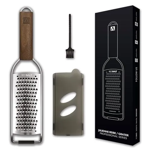 REDSALT® Küchenreibe - Parmesanreibe mit Holzgriff - Universalreiben aus rostfreiem INOX Edelstahl, rasiermesserscharfe Klinge und sicherer Halt durch Gummifuß für müheloses Reiben in jeder Position.
