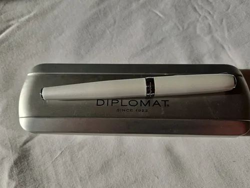 DIPLOMAT Füllhalter Excellence A2 - Eleganter Füller in Perlmutt Weiß - Füller für Schreibästheten: Elegantes Design, hochwertige Edelstahlfeder und 5 Jahre Garantie. Ideal für stilvolles Schreiben und lange Lebensdauer.