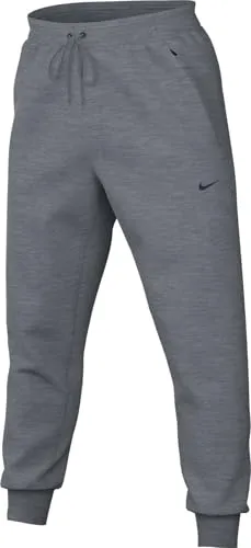 Nike Dri-Fit Primary Fleece Jogger für Herren, Cool Grey - Bequeme Jogger aus weichem Doppelstrickmaterial. Die Dri-FIT-Technologie sorgt für ein trockenes Tragegefühl. Reißverschlusstaschen bieten sicheren Stauraum für Essentials. Elastischer Bund mit Kordelzug für optimalen Sitz.