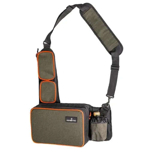 Kinetic Lure Sling Angeltasche mit Plastikbox, 30 x 20 x 15 cm - Praktische Sling-Angeltasche mit gepolstertem Rücken und verstellbarem Schultergurt für höchsten Tragekomfort. Optimal organisiert mit Fächern für Köder und Zubehör, inklusive Flaschenhalter.
