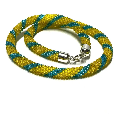 Häkelkette Blau/Gelb mit 925 Silberverschluss – Handgefertigter Schmuck - Elegante Halskette aus hochwertigem 925er Sterlingsilber, handgefertigt und einzigartig. Ideal für jeden Anlass und ein bezauberndes Accessoire für Ihr Outfit.