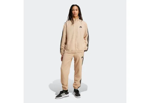 adidas Sportswear Trainingsanzug 3-STREIFEN WOVEN (2-tlg) in Warm Sandstone XXL - Bequemer, sportlicher Trainingsanzug aus 100% Polyester, ideal für aktive Tage. Das zweiteilige Set mit durchgehendem Reißverschluss sorgt für optimale Bewegungsfreiheit und bequemes Tragen.