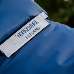 Horseware Amigo 1200D FieldSafe Plus Turnout 50g, 130 - Die verbesserte Horseware Amigo Decke bietet höchsten Tragekomfort und Sicherheit. Mit innovativem Disc-Brustverschluss und Sicherheitsgurten schützt sie dein Pferd effektiv. Ideal für Ganzjahresnutzung dank 50g Füllung und wasserdichtem Material.