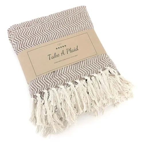 heimtexland ® Hochwertige Strick Kuscheldecke Fransen Tagesdecke Wohndecke Boho Wolldecke 100% Baumwolle Sofadecke 180x130 weich warm Strickdecke Natur Typ912 Chevron Taupe - 1 Stück