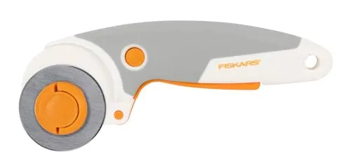 Fiskars Rollschneider 1066041 Easy Change Trigger – Präzises Rollmesser - Hochwertiger Rollschneider mit 45 mm Klinge und ergonomischem SoftGrip-Griff. Ideal für Stoff, Leder und Papier bis 7 mm Dicke. Einfacher Klingenwechsel und sicherer Klingenschutz sorgen für komfortables Arbeiten.