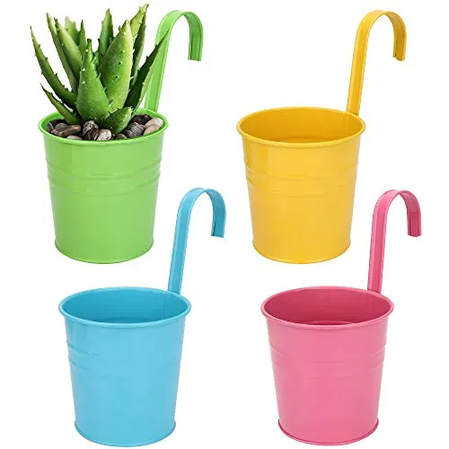 YiliYa Metall-Blumentopf Hängend 4er Set - Verschönern Sie Ihr Zuhause mit diesem 4er Set hängender Metall-Blumentöpfe. Ideal für Balkon und Terrasse, mit Drainageloch für optimale Pflanzengesundheit. Robuste Halterung und farbenfrohes Design bringen frischen Wind in Ihr Zuhause.